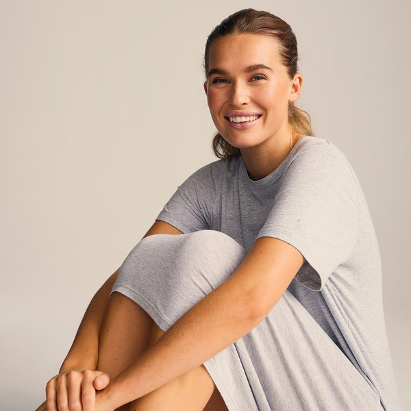 T-shirtklänning i bambu ljusgrå