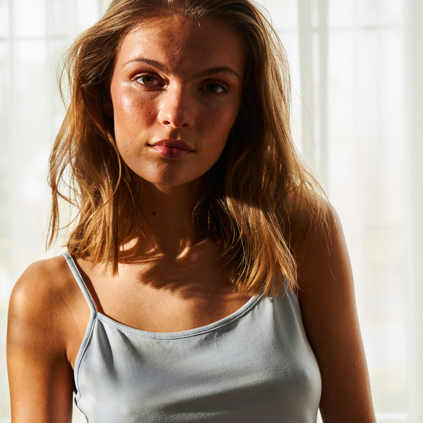 Ljusblå bambu topp med tunn rem