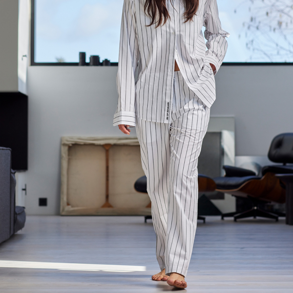 Vita pyjamasbyxor i bambu med smala grå ränder