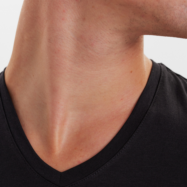 2 svarta T-shirts med v-ringad bambu med smal passform