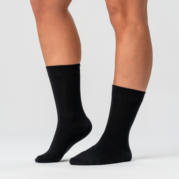 Bambupaket - Topp med tunna axelband &amp; maxitrosor &amp; strumpor - Svart