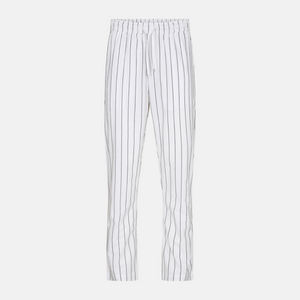 Hvid stribet bambus pyjamassæt med smalle striber fra JBS of Denmark