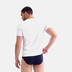 2 pak hvid slim fit bambus T-shirt fra Lindbergh – model bagfra med hånd på hoften