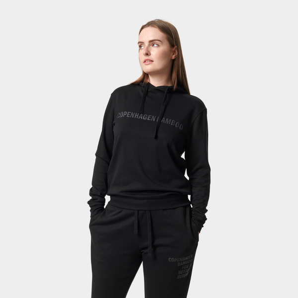 Svart huvtröja i bambu med logotyp