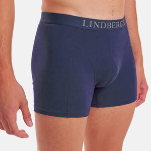 Model i navy bambus underbukser fra Lindbergh, forfra