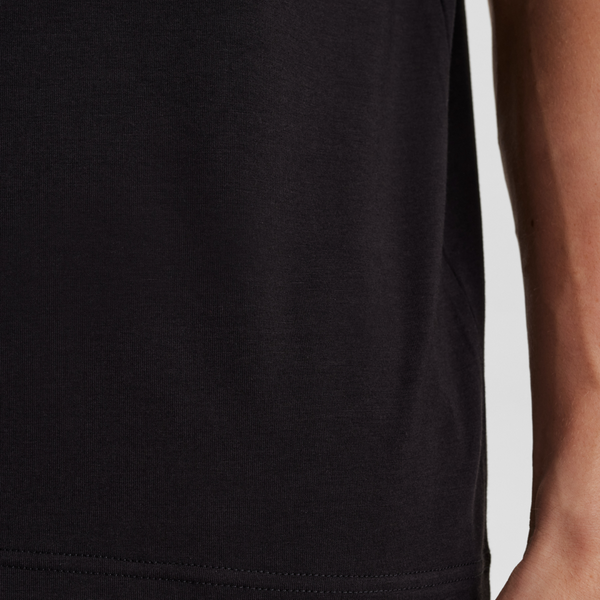 Svart T-shirt i bambu med rund hals och raglanärmar