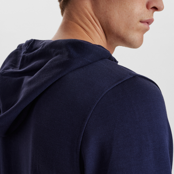 Huvtröja i bambu med marinmärke