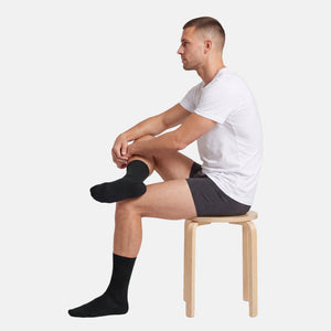 5 par dark navy bambus strømper fra Lindbergh – model siddende