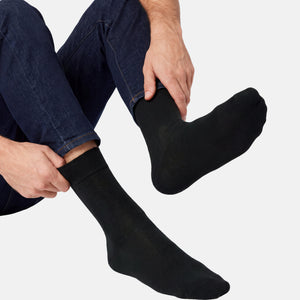 5 par dark navy bambus strømper fra Lindbergh – model fod løftet