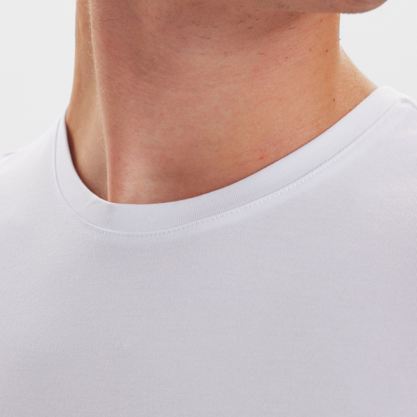 2 vita slim fit bambu T-shirt med rund hals