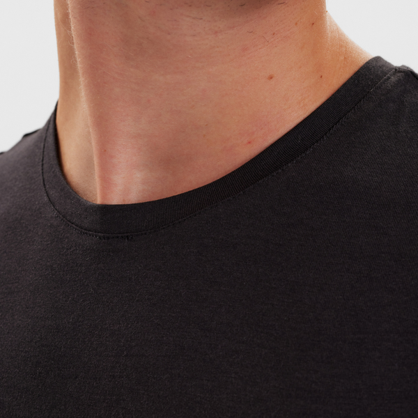 2 svarta slim fit bambu T-shirts med rund hals