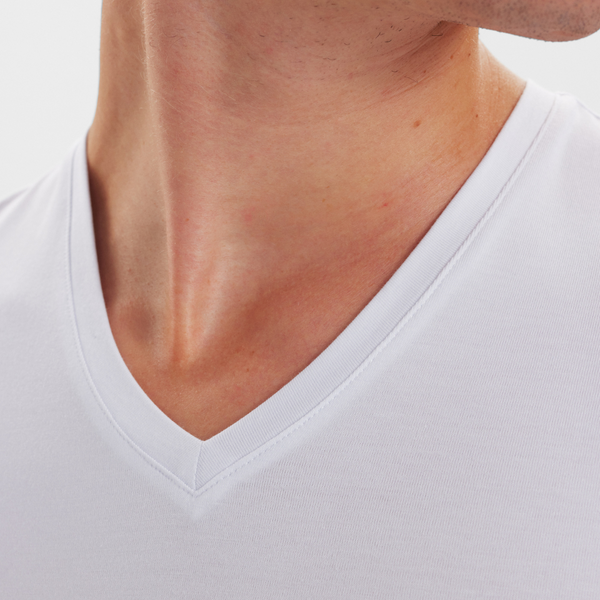 2 vita T-shirts med v-ringad bambu i slim fit