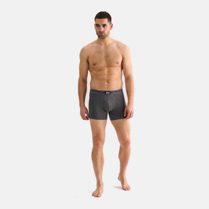 6 pak bambus underbukser i sort/navy/mørkegrå/blå/petrol fra JBS på model forfra i helfigur