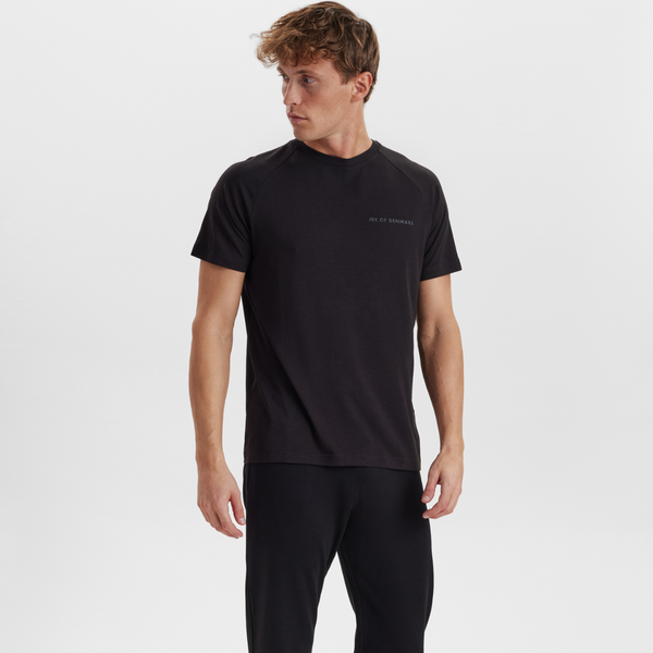 Svart T-shirt i bambu med rund hals och raglanärmar