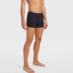 3 pak bambus underbukser i mørkerød/navy/sort fra Jack & Jones, sort par på model skråt forfra