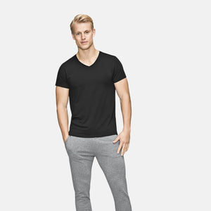 Sort bambus V-hals T-shirt fra JBS of Denmark